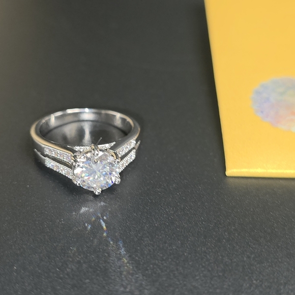 1.2 Ctw MOISSANITE RING . WHITE GOLD FILLES - Picture 4 of 7